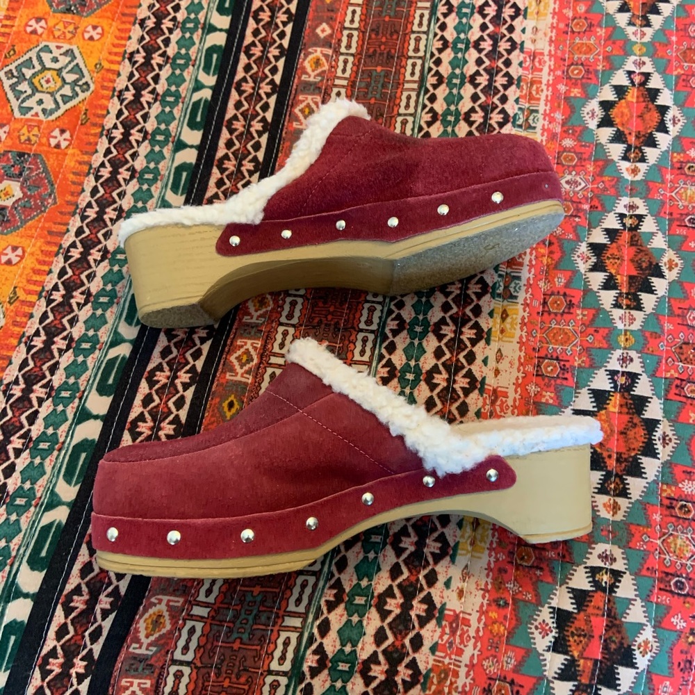 Raspberry colored clogs. - Picture 3 of 5